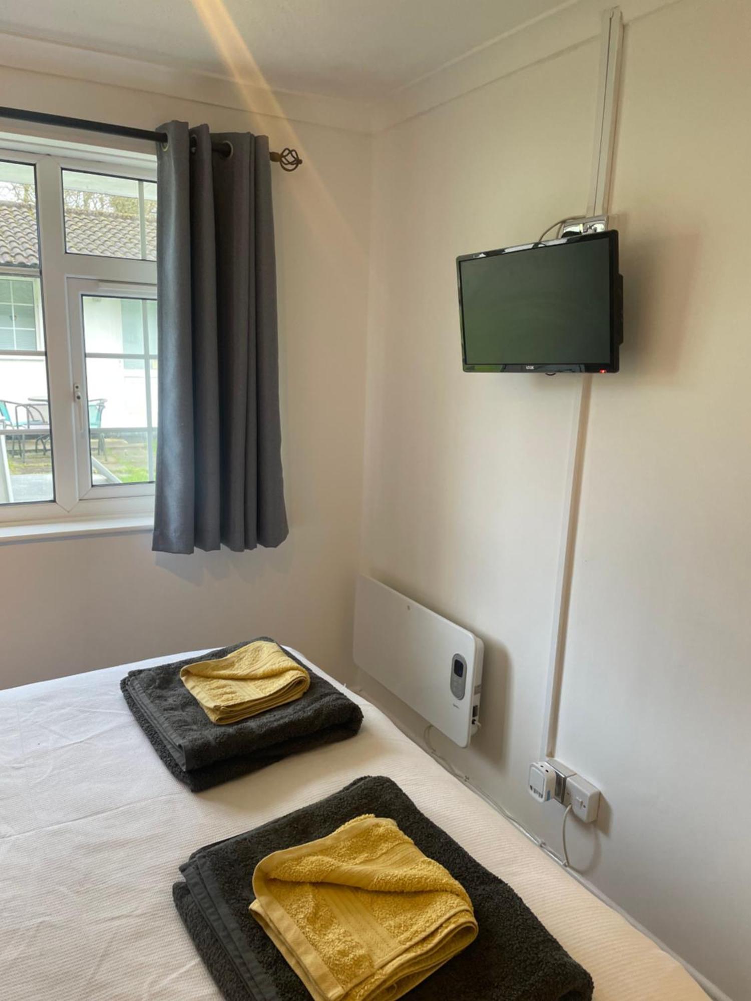 Bumblebee Lodge Saint Cleer Buitenkant foto