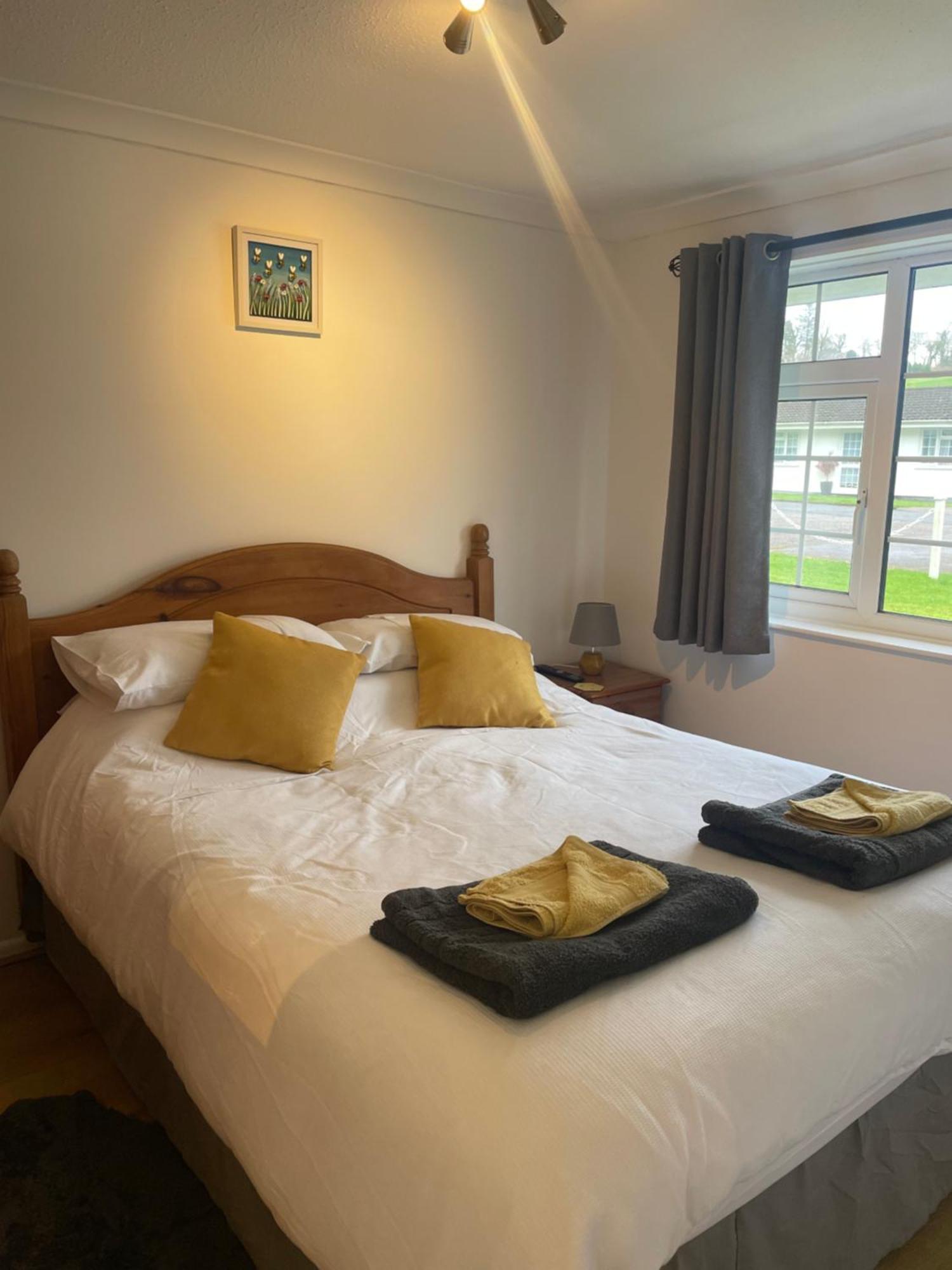 Bumblebee Lodge Saint Cleer Buitenkant foto